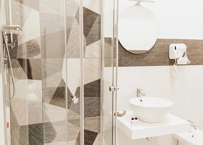 Art לינה וארוחת בוקר 4*